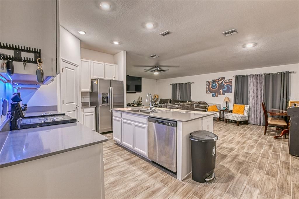 For Sale: $325,000 (3 beds, 2 baths, 1560 Square Feet)