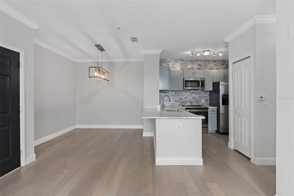 For Rent: $1,950 (2 beds, 1 baths, 848 Square Feet)