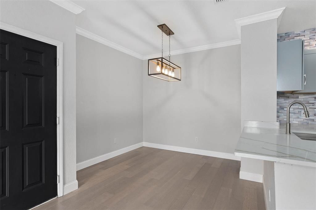 For Rent: $1,950 (2 beds, 1 baths, 848 Square Feet)