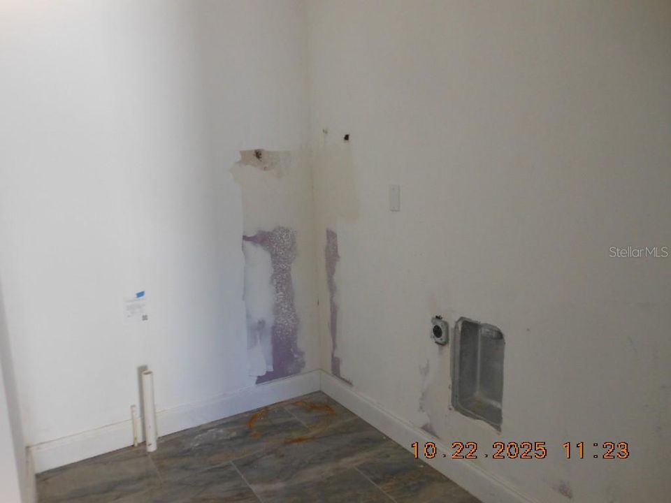 Active With Contract: $319,900 (3 beds, 2 baths, 1723 Square Feet)