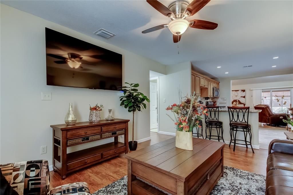 待售: $425,000 (3 贝兹, 2 浴室, 1680 平方英尺)