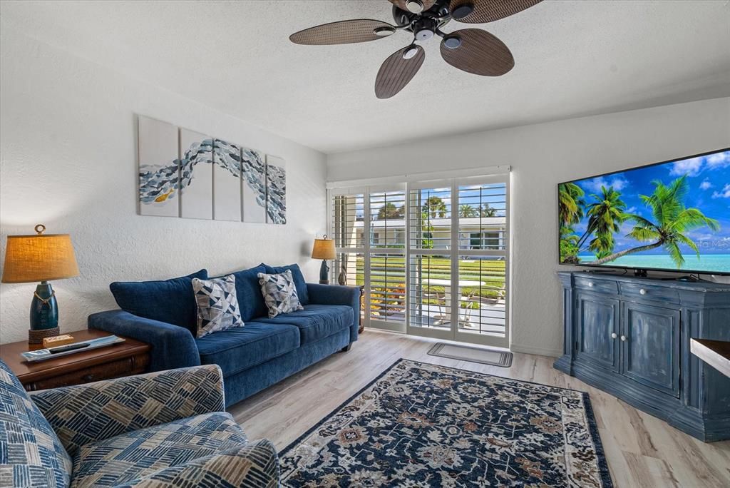 For Sale: $539,000 (1 beds, 1 baths, 728 Square Feet)