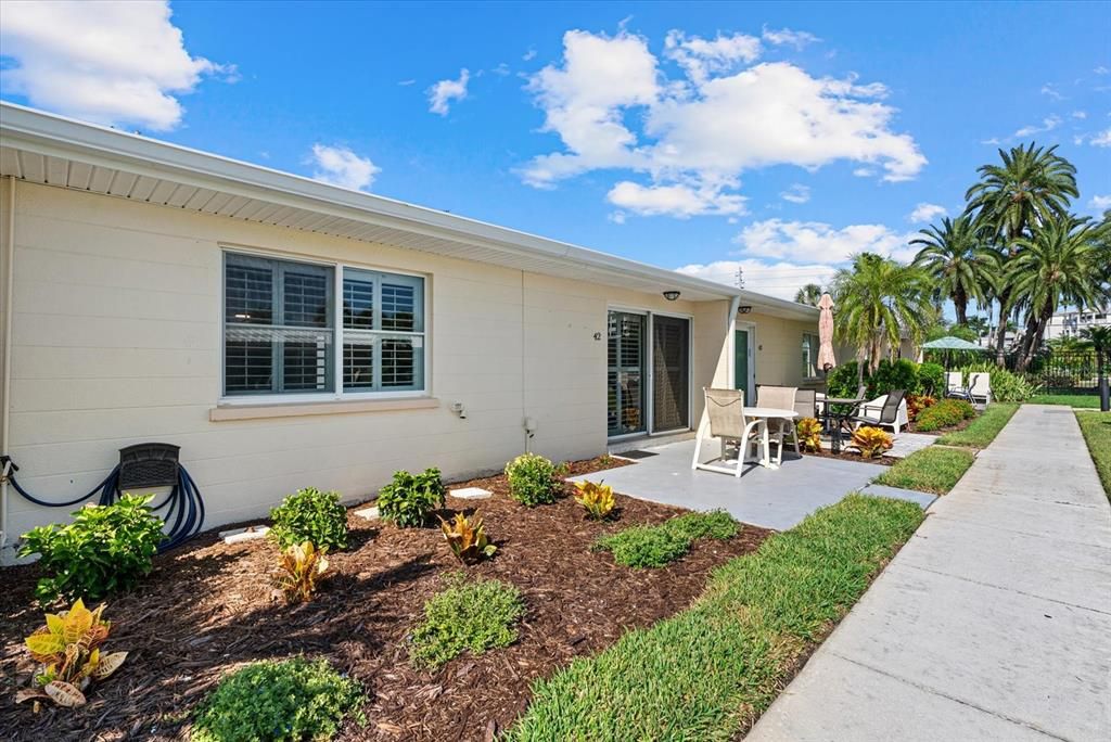 For Sale: $539,000 (1 beds, 1 baths, 728 Square Feet)