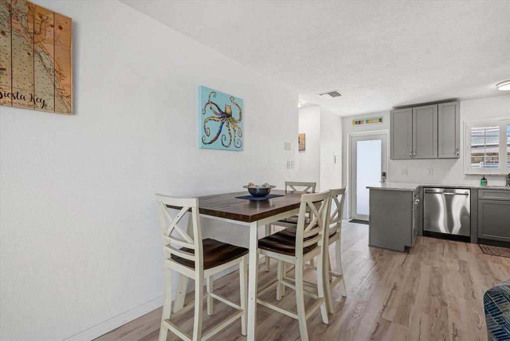 For Sale: $539,000 (1 beds, 1 baths, 728 Square Feet)
