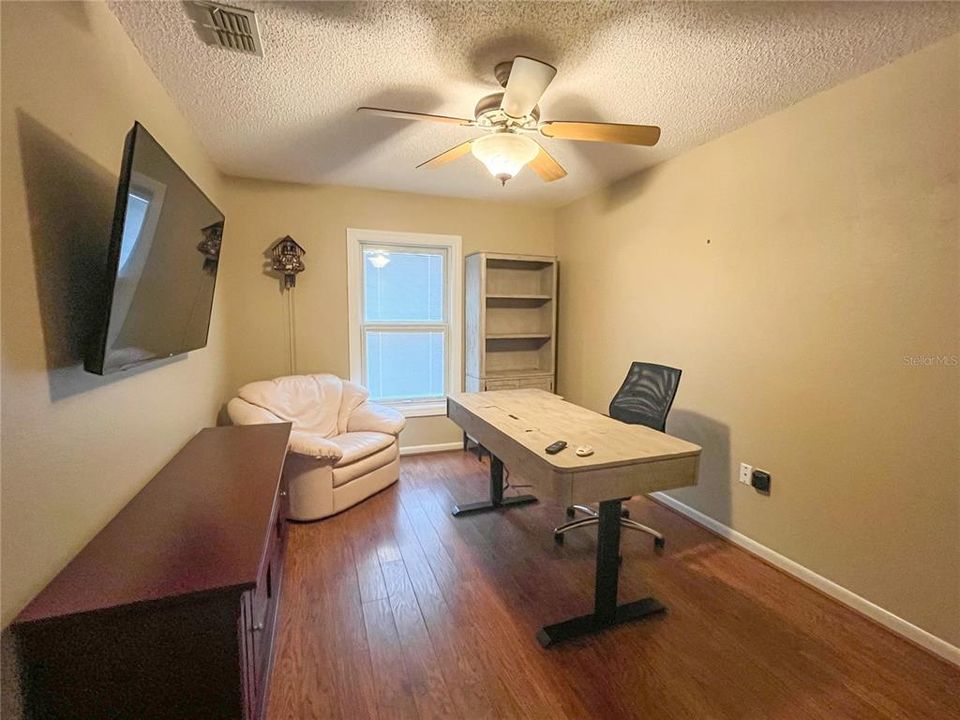 For Rent: $2,100 (3 beds, 2 baths, 1674 Square Feet)