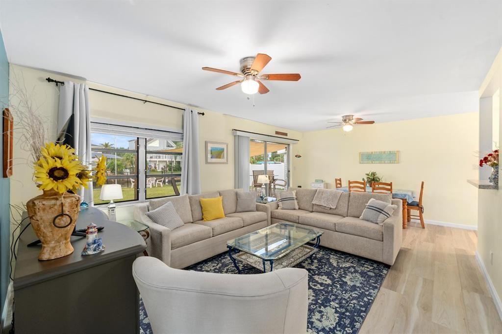 待售: $299,000 (2 贝兹, 2 浴室, 1152 平方英尺)