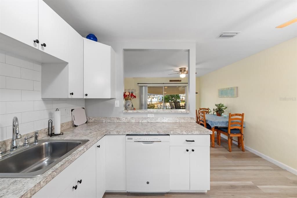 待售: $299,000 (2 贝兹, 2 浴室, 1152 平方英尺)