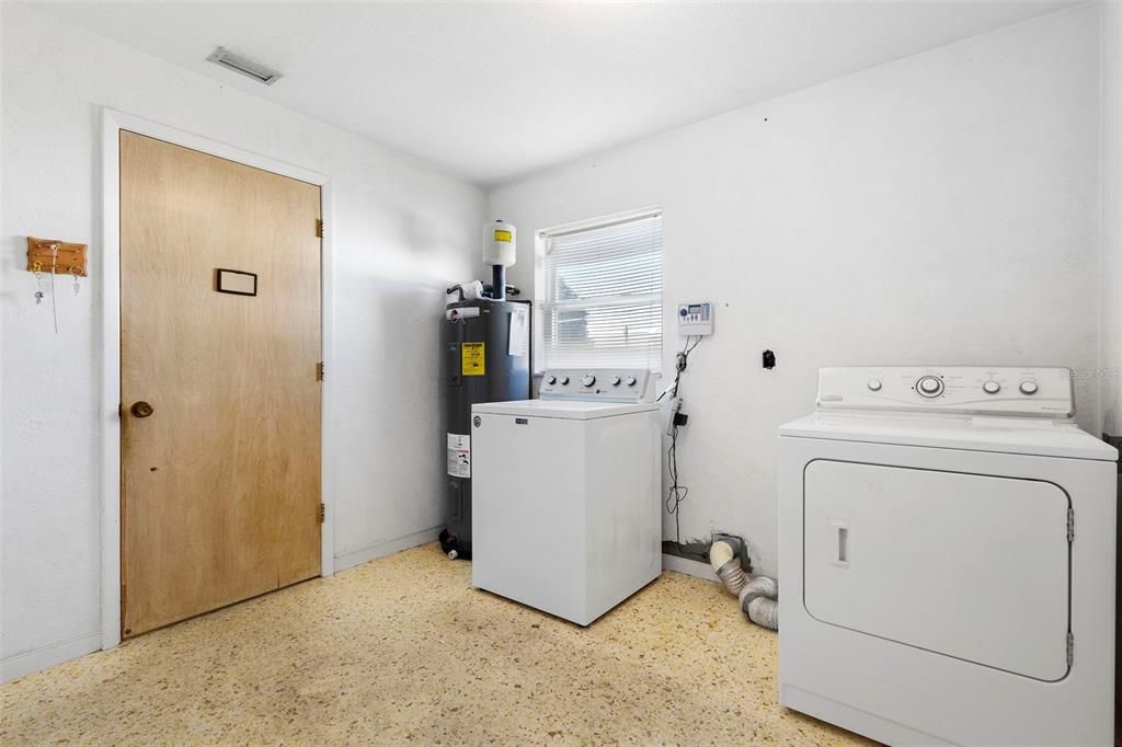 合同活跃: $250,000 (2 贝兹, 2 浴室, 1527 平方英尺)