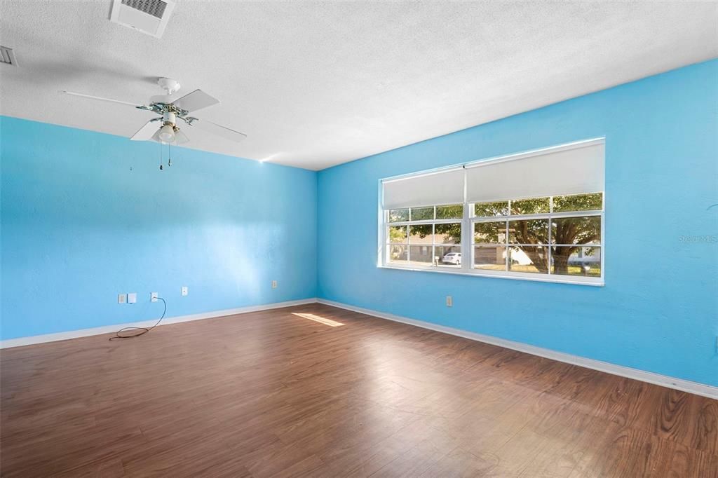 合同活跃: $250,000 (2 贝兹, 2 浴室, 1527 平方英尺)