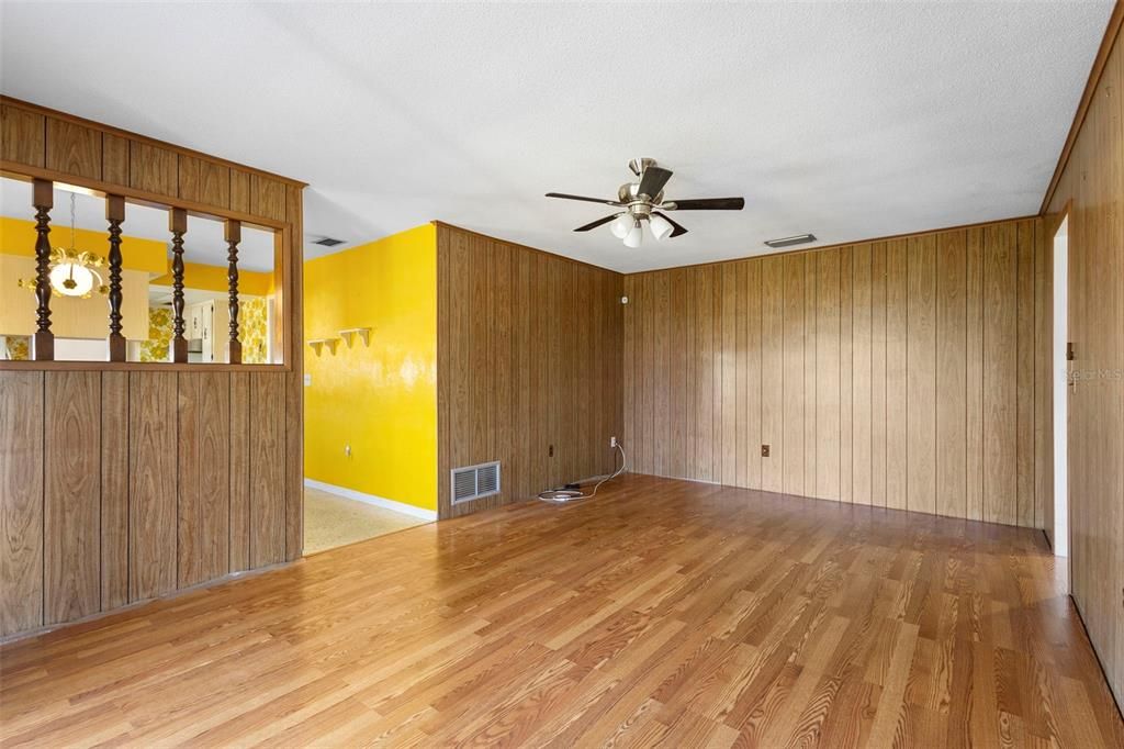 合同活跃: $250,000 (2 贝兹, 2 浴室, 1527 平方英尺)