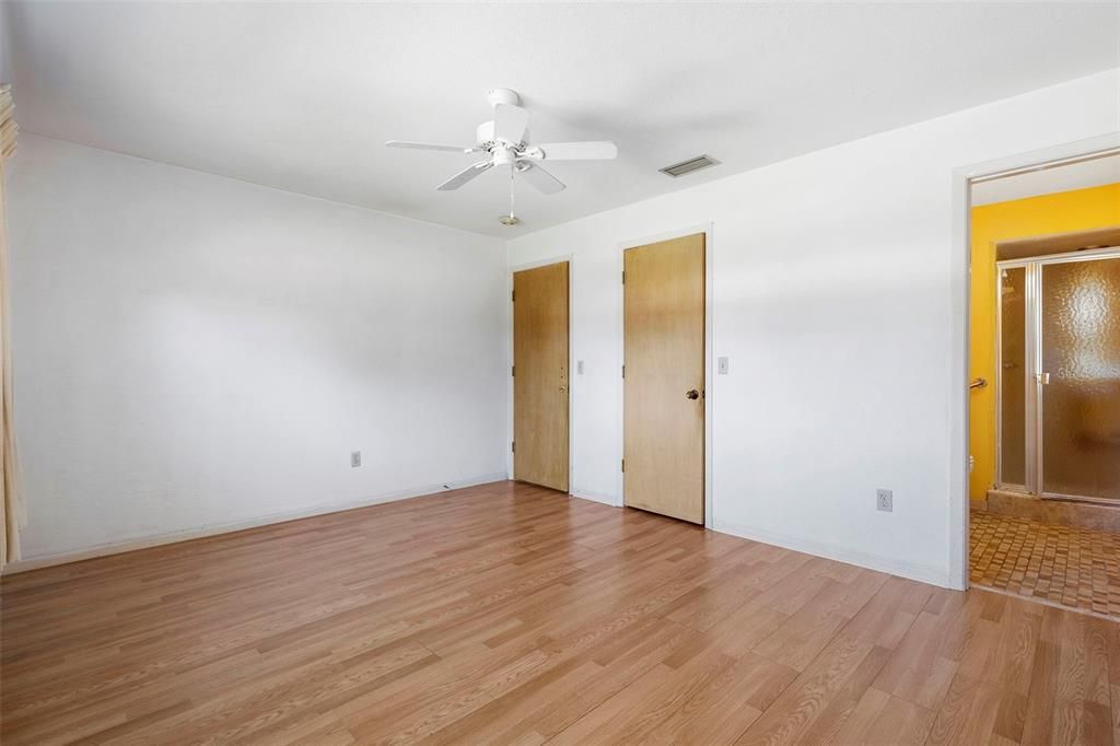 合同活跃: $250,000 (2 贝兹, 2 浴室, 1527 平方英尺)