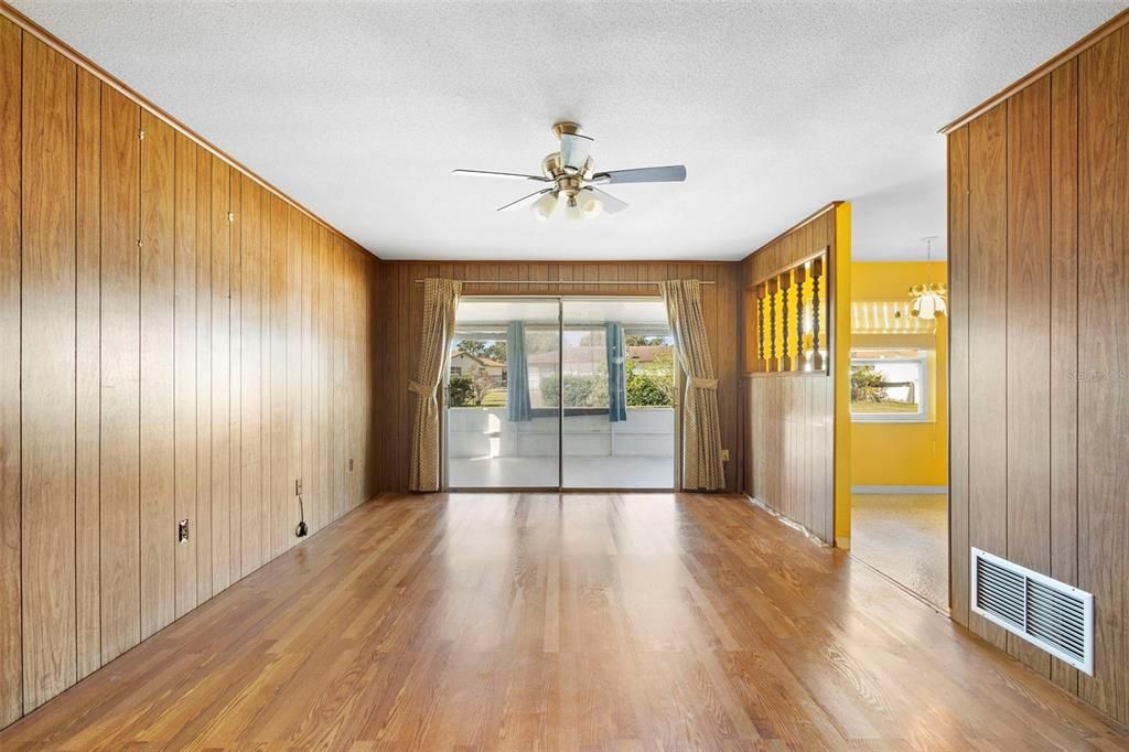 合同活跃: $250,000 (2 贝兹, 2 浴室, 1527 平方英尺)