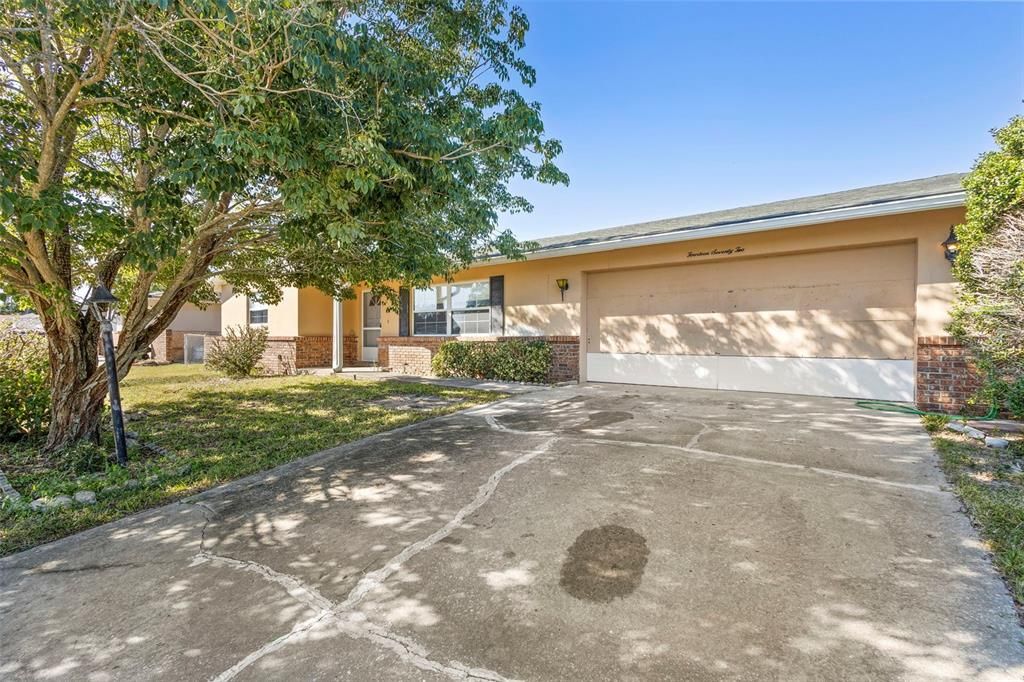 合同活跃: $250,000 (2 贝兹, 2 浴室, 1527 平方英尺)