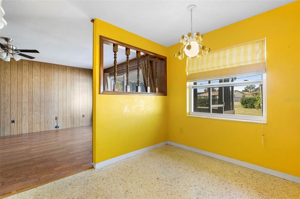 合同活跃: $250,000 (2 贝兹, 2 浴室, 1527 平方英尺)