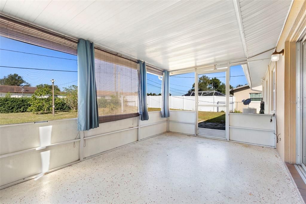 合同活跃: $250,000 (2 贝兹, 2 浴室, 1527 平方英尺)