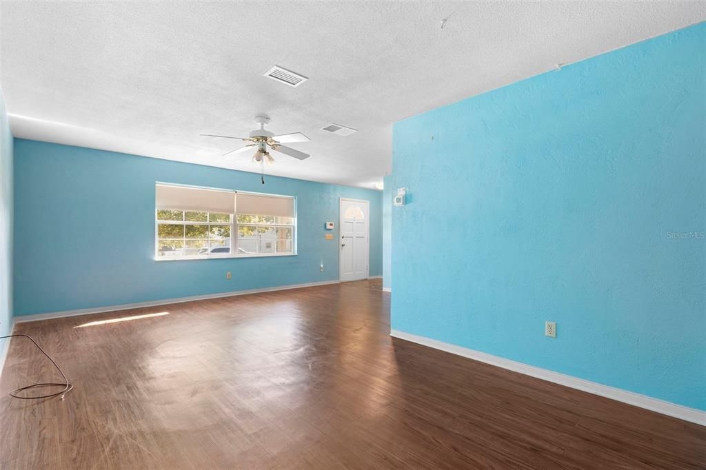 合同活跃: $250,000 (2 贝兹, 2 浴室, 1527 平方英尺)