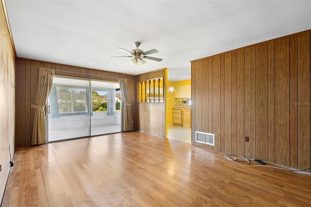 合同活跃: $250,000 (2 贝兹, 2 浴室, 1527 平方英尺)