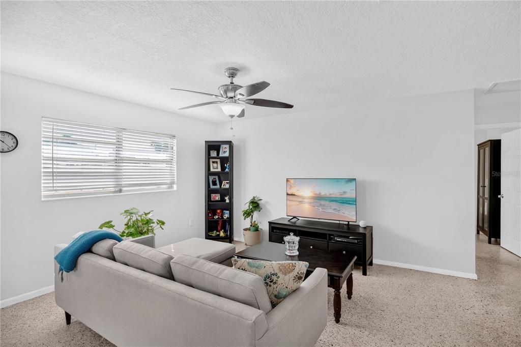 待售: $150,000 (1 贝兹, 1 浴室, 690 平方英尺)