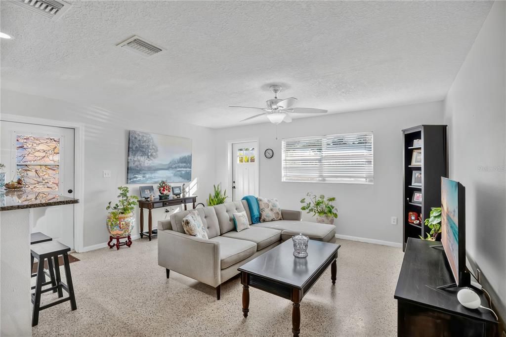 待售: $150,000 (1 贝兹, 1 浴室, 690 平方英尺)