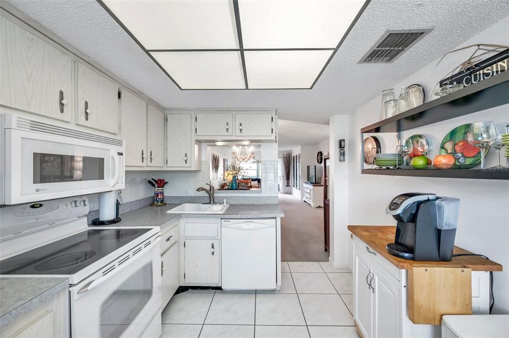 For Rent: $1,600 (1 beds, 1 baths, 915 Square Feet)