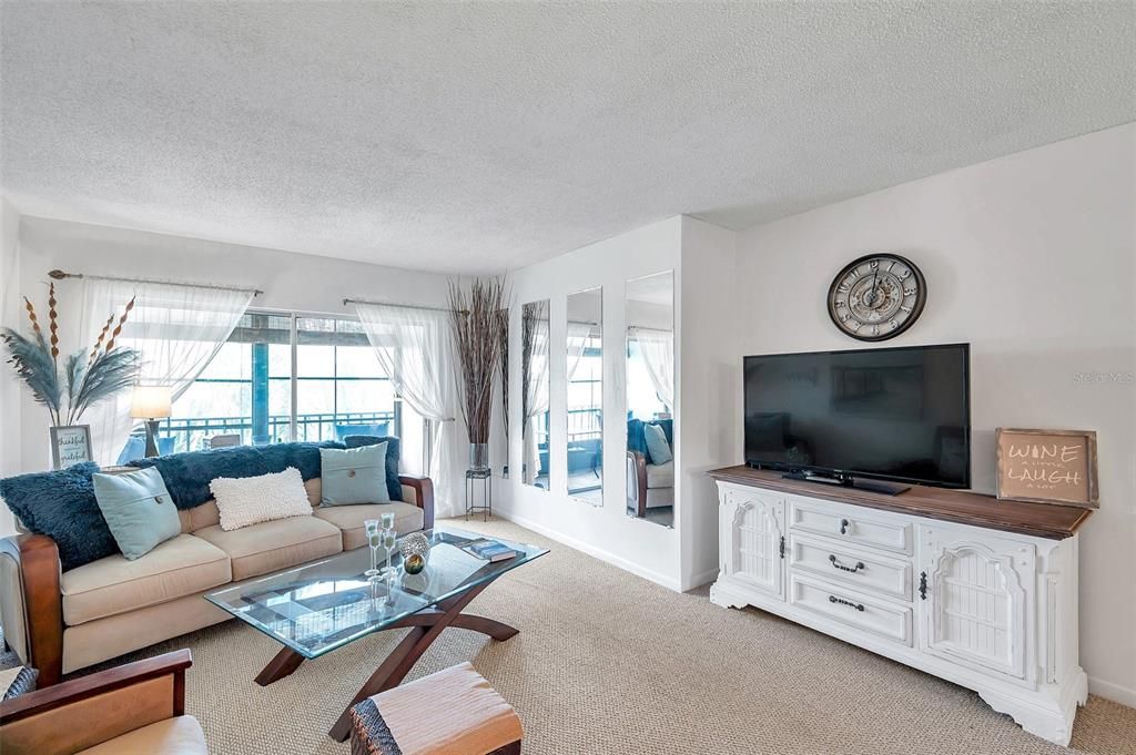 For Rent: $1,600 (1 beds, 1 baths, 915 Square Feet)