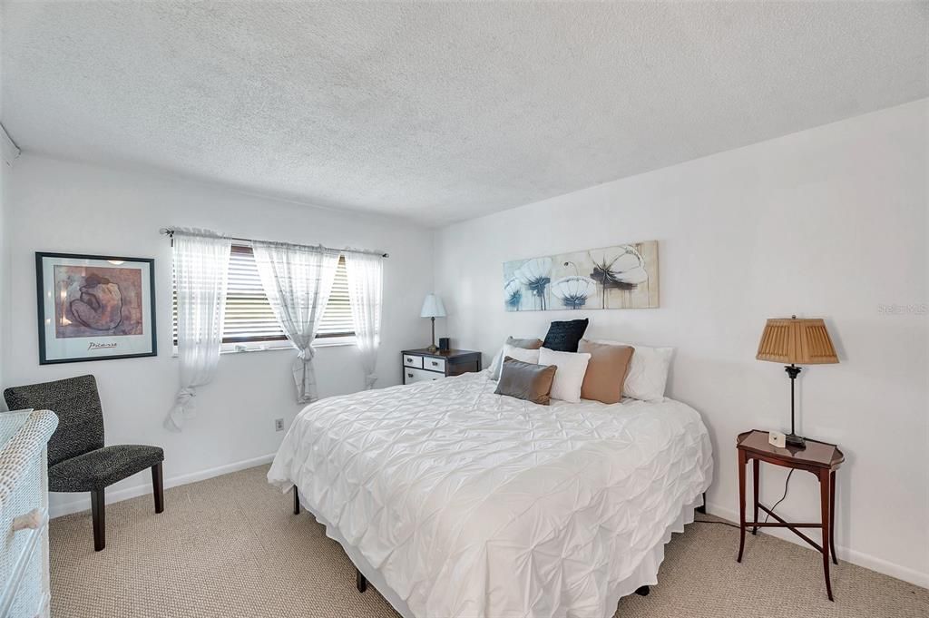 For Rent: $1,600 (1 beds, 1 baths, 915 Square Feet)