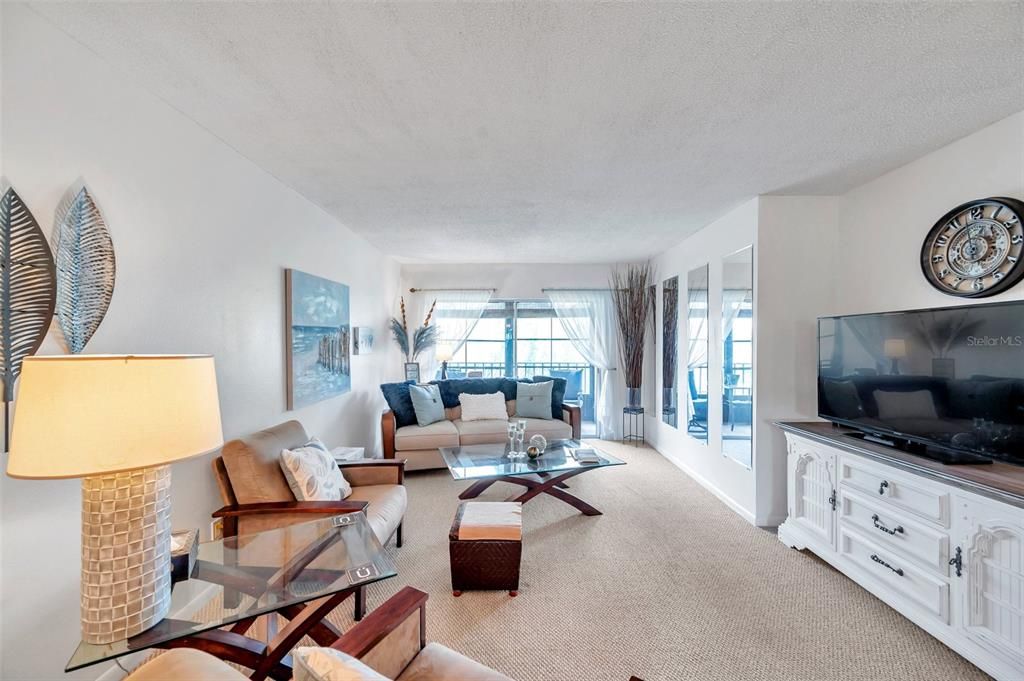 For Rent: $1,600 (1 beds, 1 baths, 915 Square Feet)