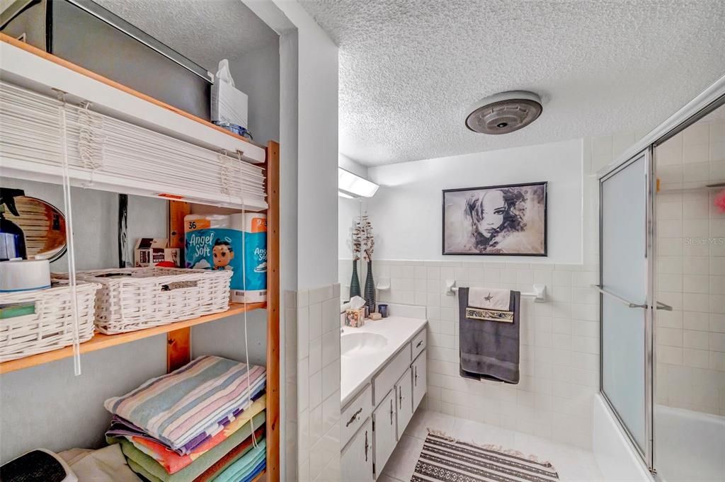 For Rent: $1,600 (1 beds, 1 baths, 915 Square Feet)