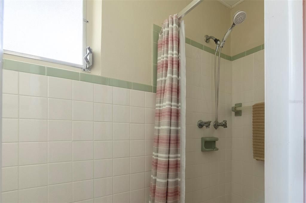 待售: $415,000 (2 贝兹, 1 浴室, 1228 平方英尺)