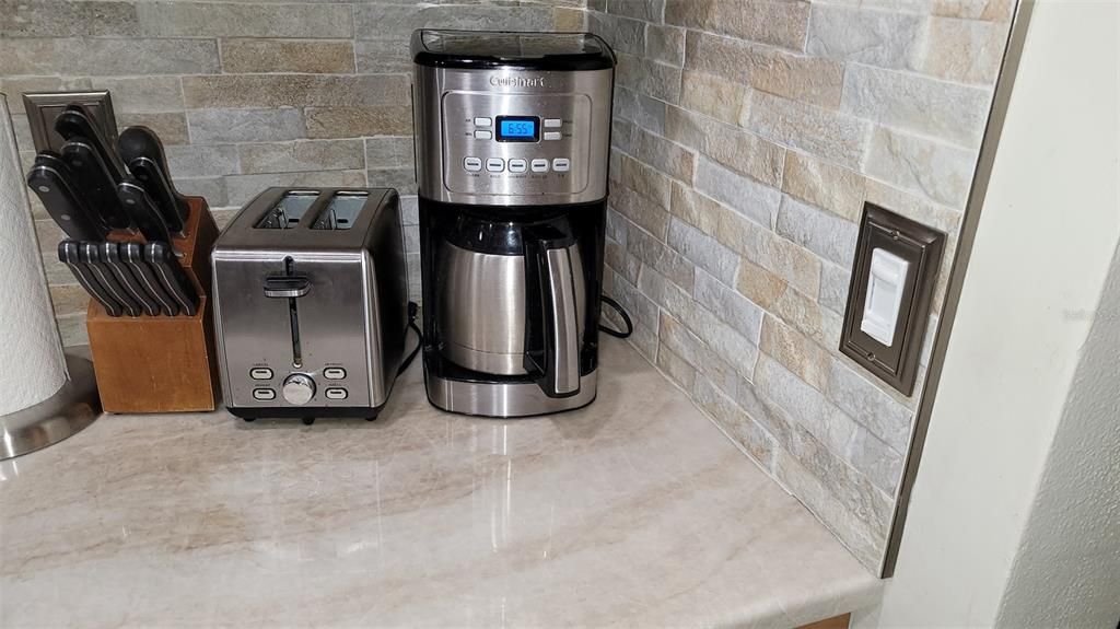 待售: $415,000 (2 贝兹, 1 浴室, 1228 平方英尺)