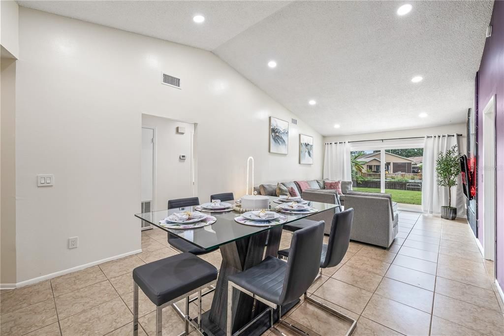 合同活跃: $434,500 (4 贝兹, 3 浴室, 1492 平方英尺)