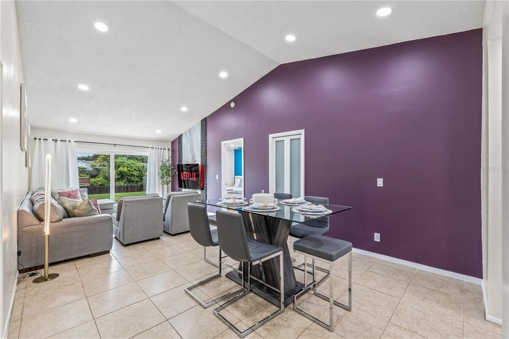 合同活跃: $434,500 (4 贝兹, 3 浴室, 1492 平方英尺)