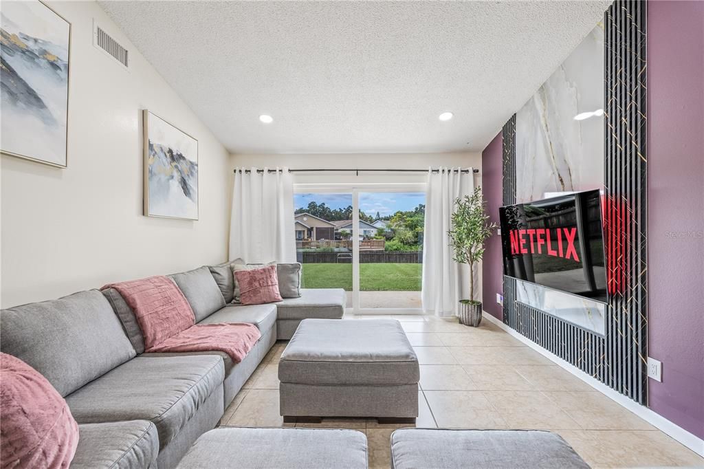 合同活跃: $434,500 (4 贝兹, 3 浴室, 1492 平方英尺)