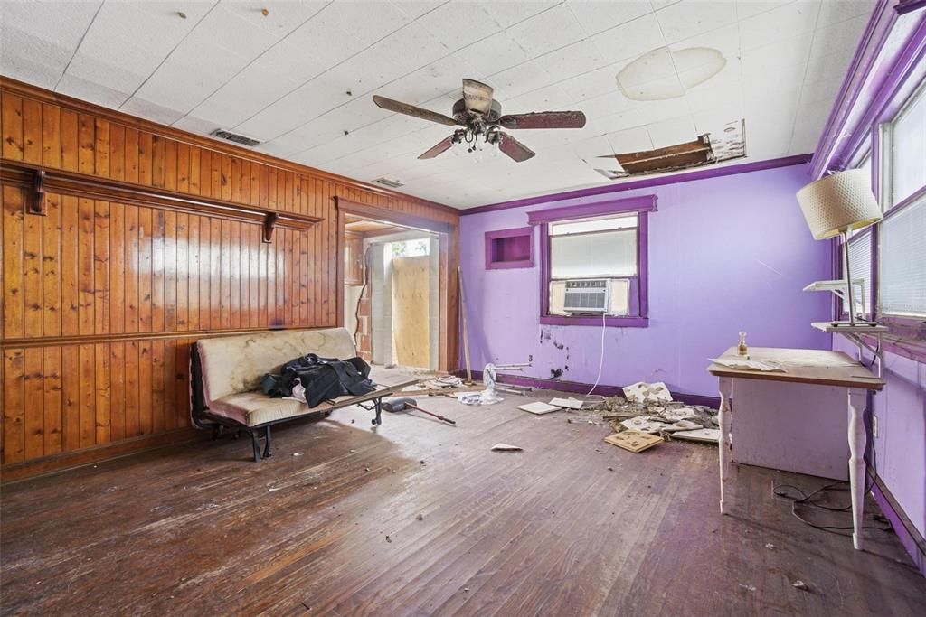 Active With Contract: $214,900 (2 beds, 1 baths, 867 Square Feet)