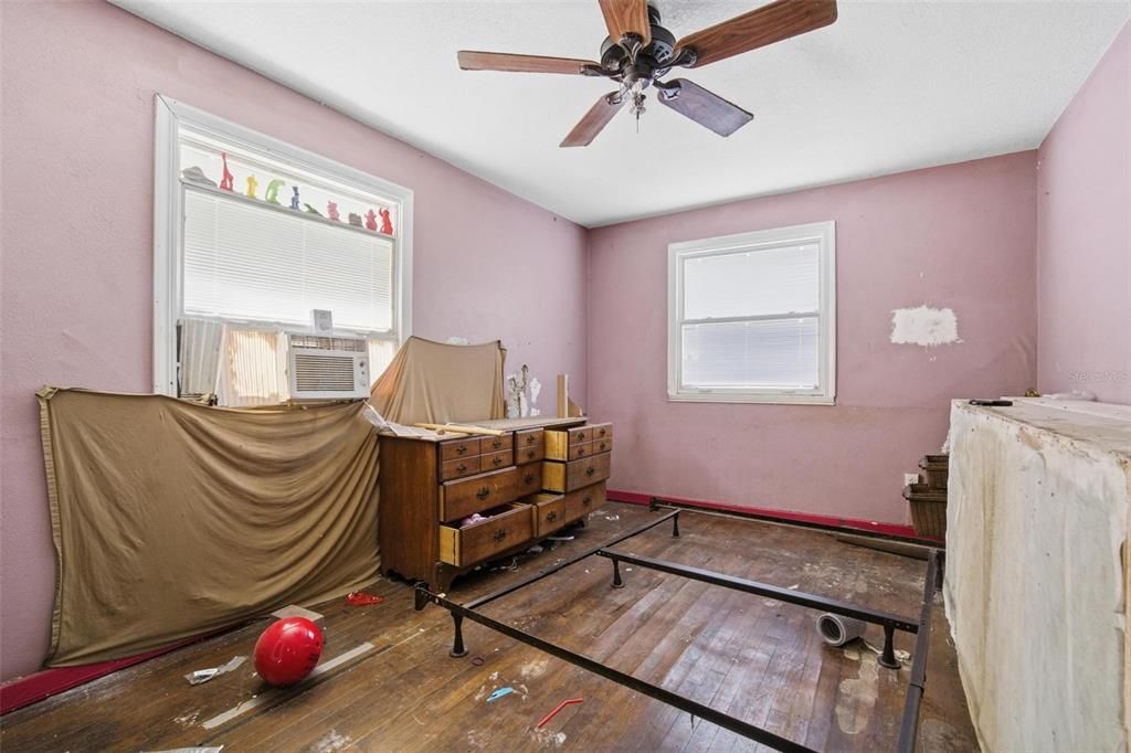 Active With Contract: $214,900 (2 beds, 1 baths, 867 Square Feet)