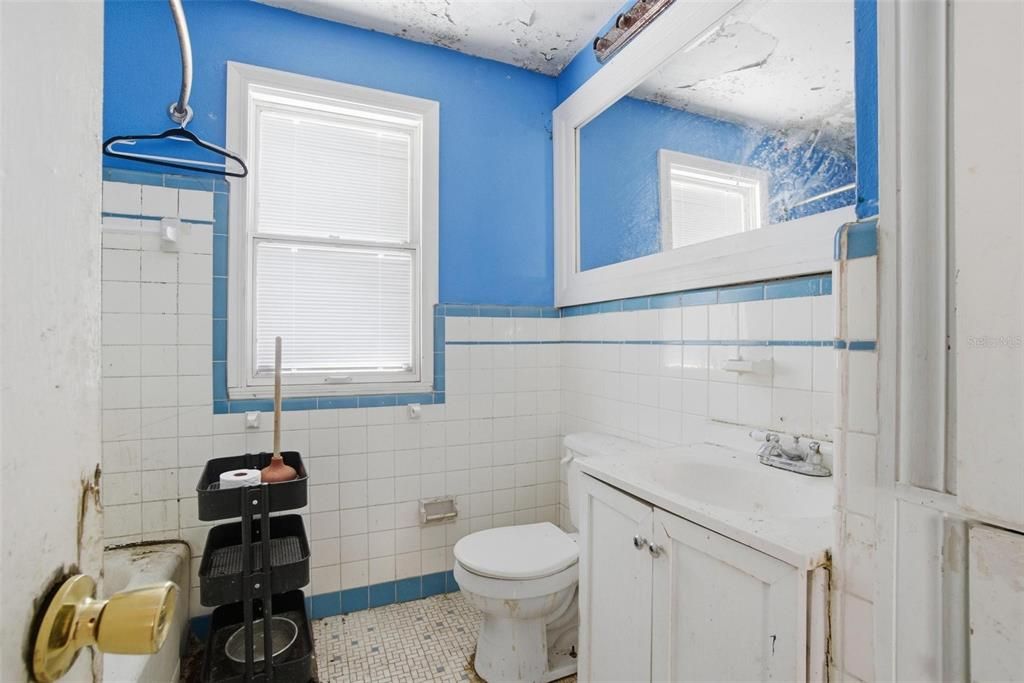 Active With Contract: $214,900 (2 beds, 1 baths, 867 Square Feet)