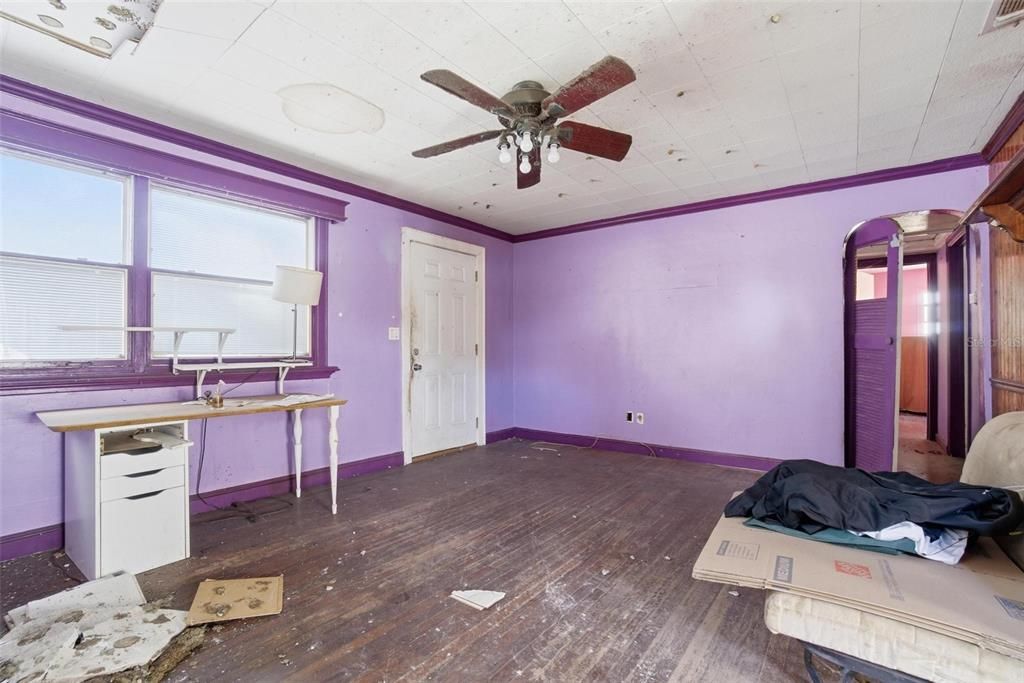 Active With Contract: $214,900 (2 beds, 1 baths, 867 Square Feet)