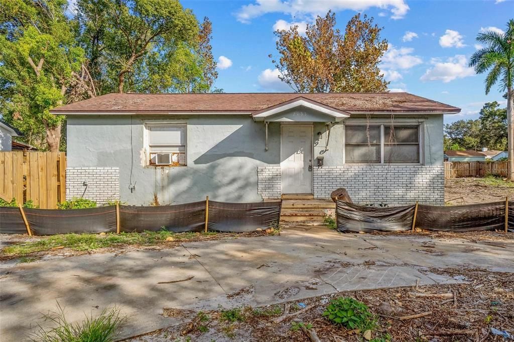 Active With Contract: $214,900 (2 beds, 1 baths, 867 Square Feet)