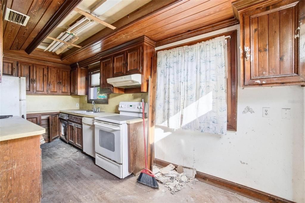 Active With Contract: $214,900 (2 beds, 1 baths, 867 Square Feet)