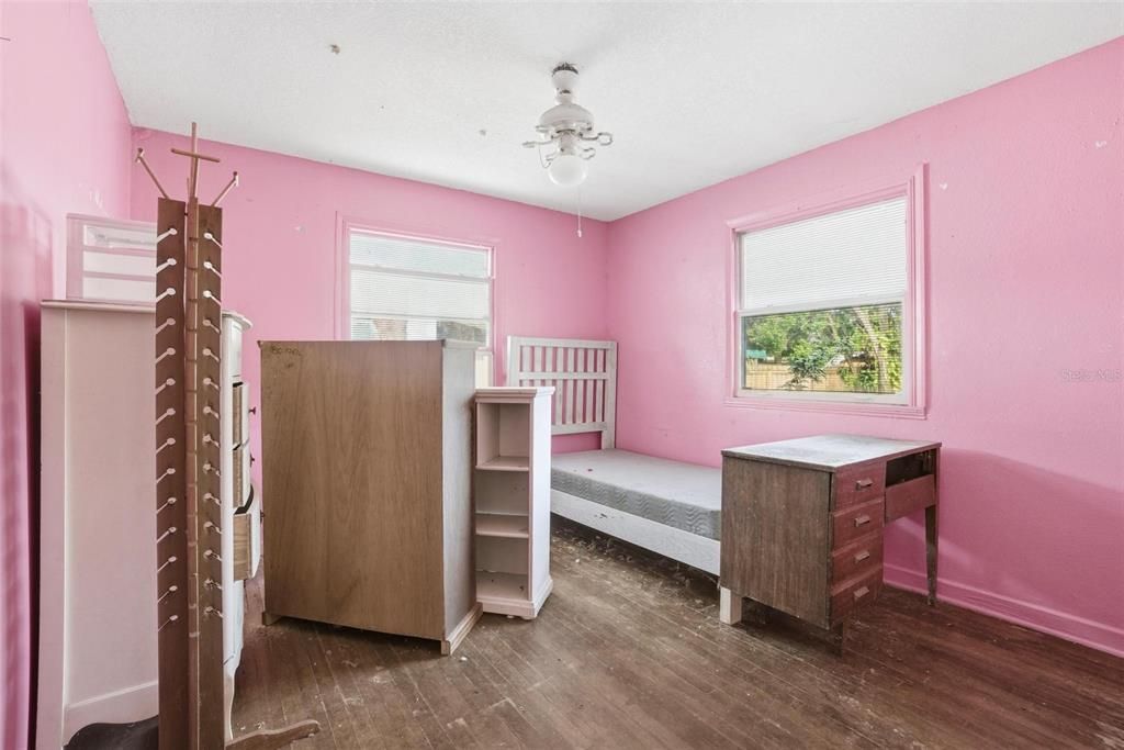 Active With Contract: $214,900 (2 beds, 1 baths, 867 Square Feet)