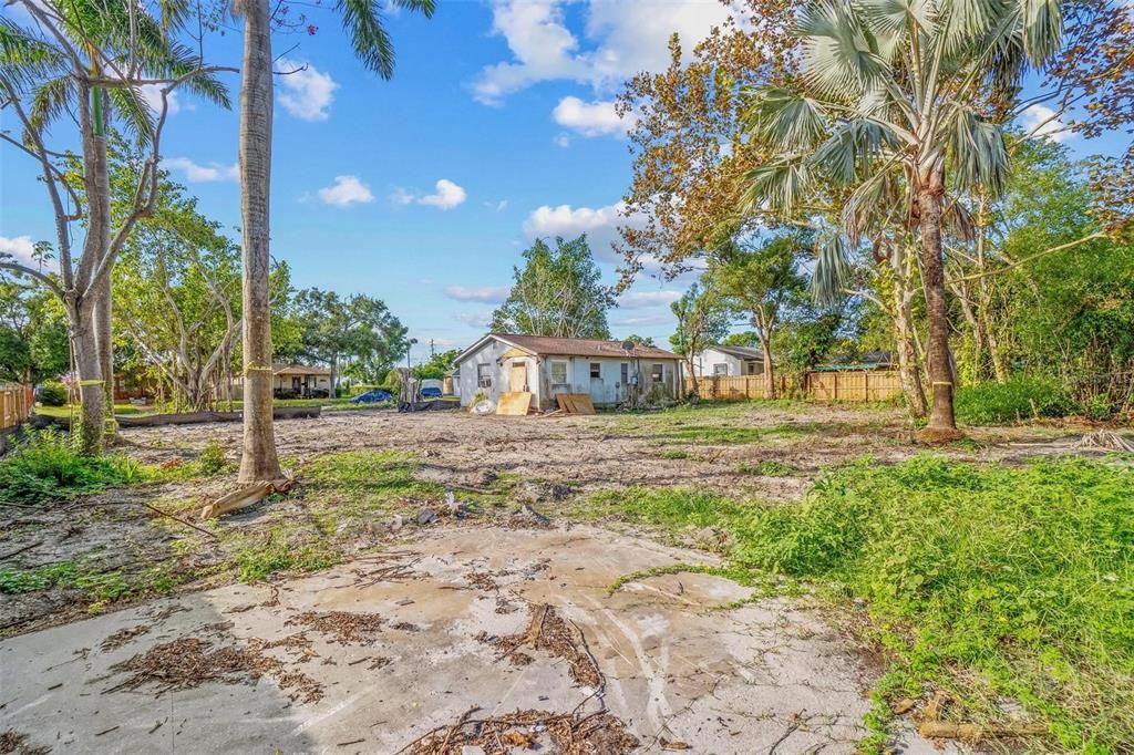 Active With Contract: $214,900 (2 beds, 1 baths, 867 Square Feet)