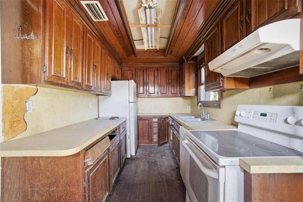 Active With Contract: $214,900 (2 beds, 1 baths, 867 Square Feet)