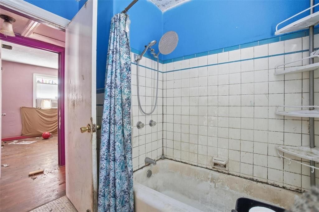 Active With Contract: $214,900 (2 beds, 1 baths, 867 Square Feet)