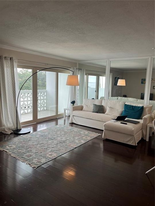 For Rent: $2,300 (1 beds, 1 baths, 840 Square Feet)