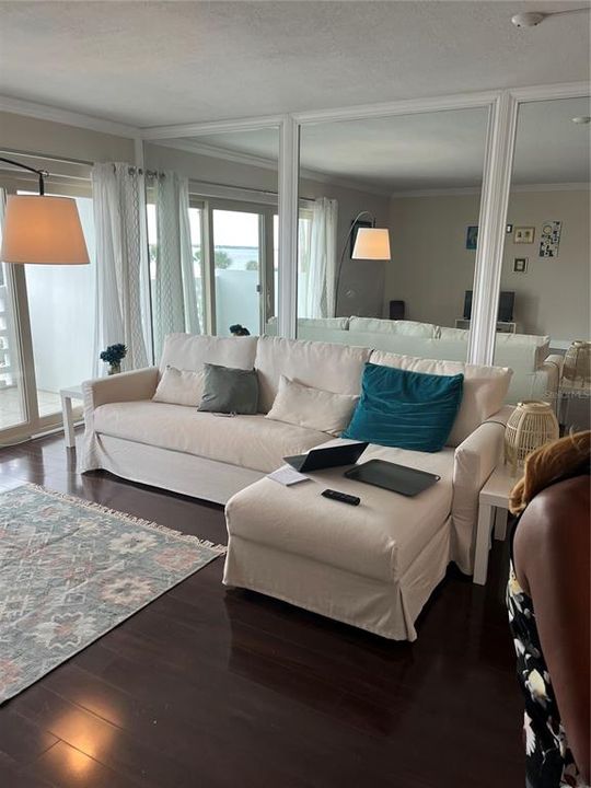 For Rent: $2,300 (1 beds, 1 baths, 840 Square Feet)