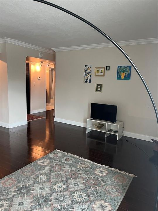 For Rent: $2,300 (1 beds, 1 baths, 840 Square Feet)