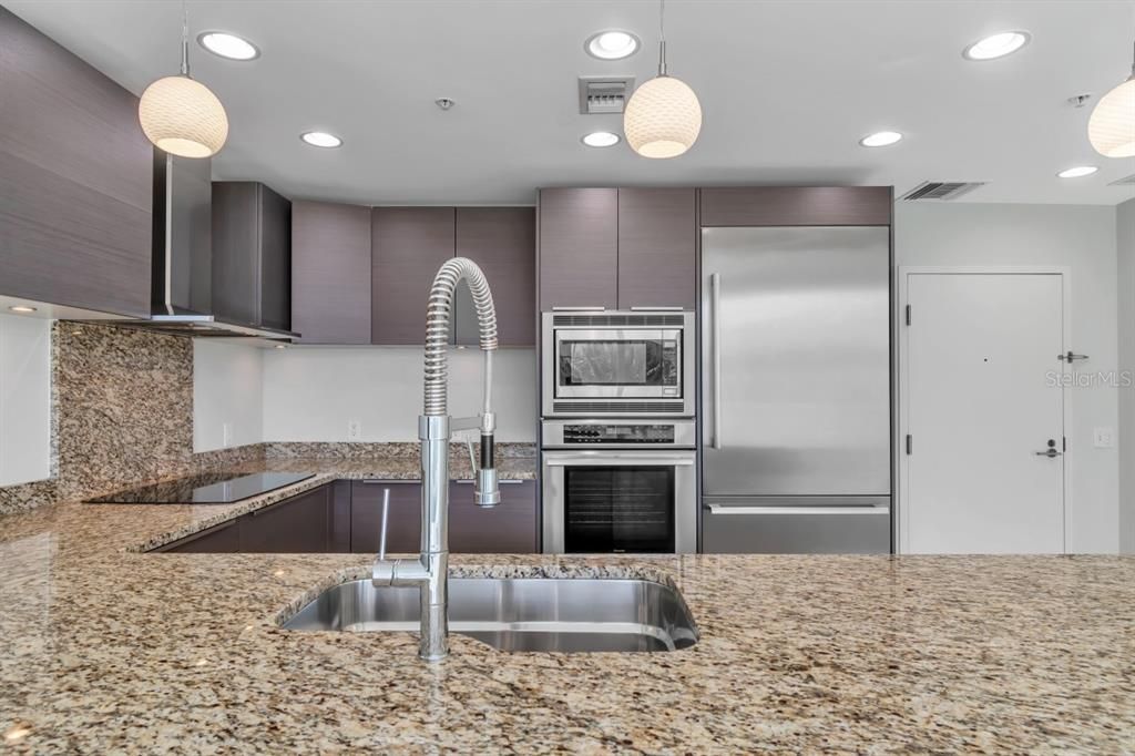 For Rent: $4,200 (1 beds, 1 baths, 859 Square Feet)