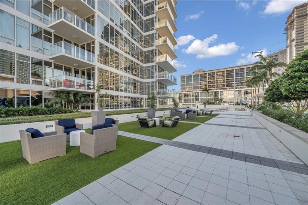 For Rent: $4,200 (1 beds, 1 baths, 859 Square Feet)