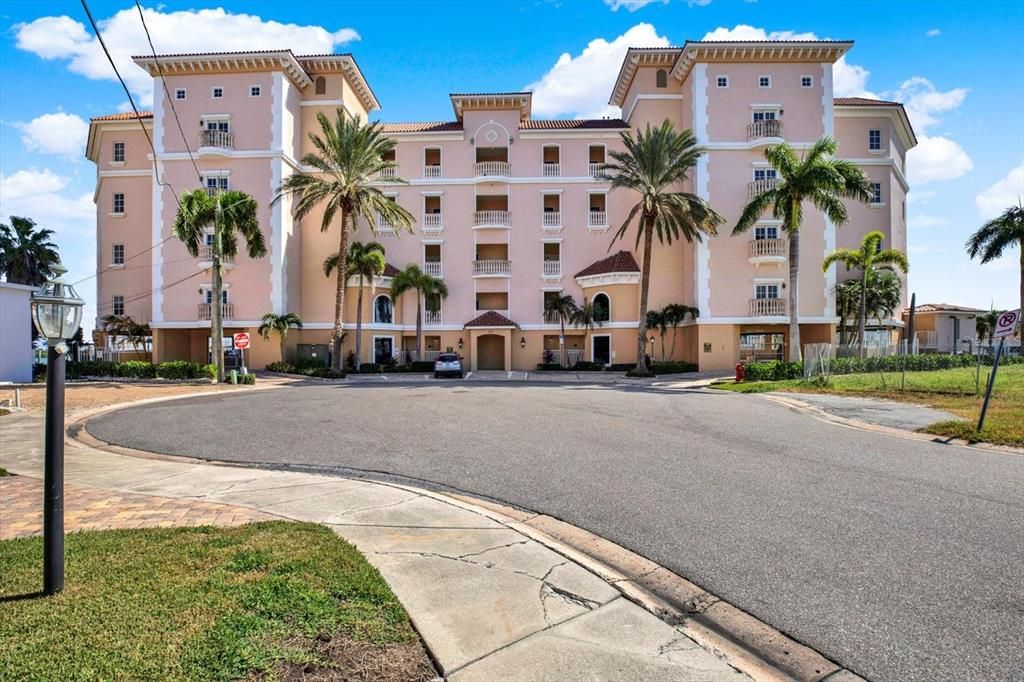 For Sale: $1,099,000 (3 beds, 3 baths, 1868 Square Feet)