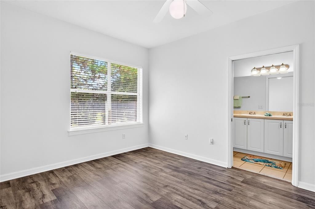 待售: $205,000 (2 贝兹, 2 浴室, 1465 平方英尺)